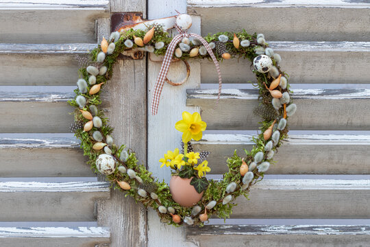 Frühlings-Kranz in Herzform mit Moos, Weidenkätzchen, Steckzwiebeln und Narzissen-Blüte 