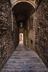 Obraz premium Medieval narrow stone street with tunnel in Girona, Spain