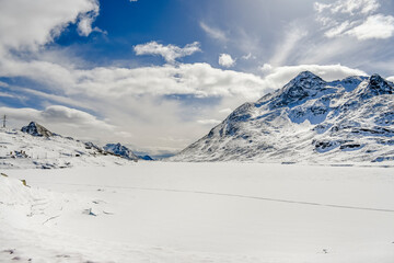 Bernina, Lago Bianco, Alpen, Graub&uuml;nden, Winter, Schneedecke, Bernina-Express, Berninapass, Zugfahrt, Wintersport, Eis, Stausee, Schweiz
