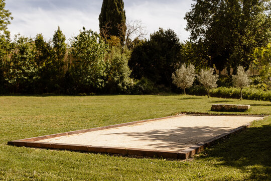 Terrain de p&eacute;tanque dans le jardin