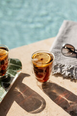 Boissons rafraîchissantes au bord de la piscine