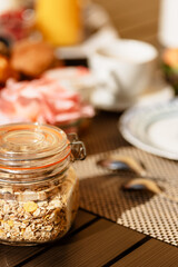 bol de céréales pour le petit déjeuner à l'hôtel