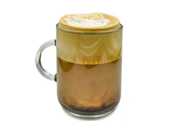 Café latté sur fond blanc