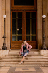 Mod&egrave;le Blonde pose  dans le square du mus&eacute;e de Louvre