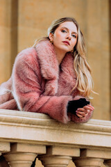 Modèle Blonde pose  dans le square du musée de Louvre