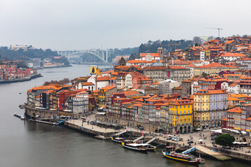 Fototapeta na wymiar View of the side of the Douro river