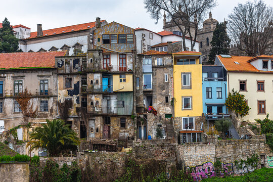 Colorful buildings on the side of the Douro river