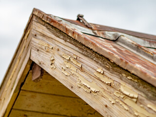 Alter Lack an hölzerner Hütte blättert ab