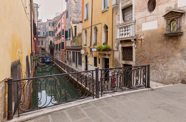 Fototapeta na wymiar Venice. Old colorful houses over the canal in the early morning.