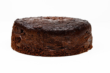 Bizcocho de chocolate negro, casero, aislado sobre fondo blanco