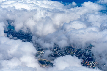 Nubes y ciudad