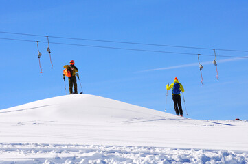 uomini si riposano sulla pista da sci 