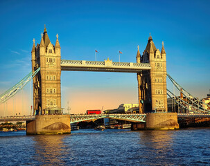 Obraz na płótnie Canvas tower bridge in London during sunset , England 