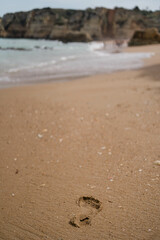 Orma di piede su spiaggia del sud del Portogallo, Algarve, sull'Oceano Atlantico