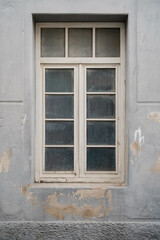 Fototapeta na wymiar Vecchia finestra della facciata di una casa nel sud del Portogallo, Algarve