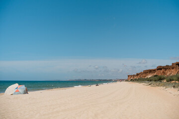 Spiaggia immensa portoghese con poche persone