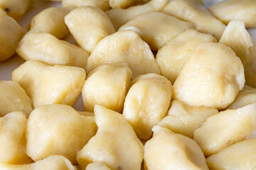 BAKED GNOCC IN A WHITE PLATE ON A WOODEN BACKGROUND.