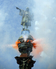 Estatua de Cristobal Colon de Barcelona con fuegos artificiales