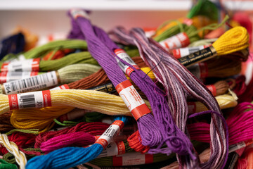 madejas de hilos de algodón para bordado de colores variados en desorden