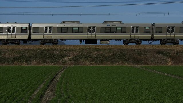 冠雪した比良山系を背景に琵琶湖線を走る223系新快速列車（東海道本線 安土 - 能登川, 2023年2月）