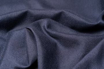 Fototapeta na wymiar detalle de tela azul obscuro muy arrugada tipo lino