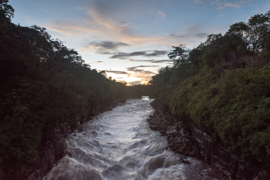 Fliessendes Wasser im Regenwald bei Sonnenuntergang