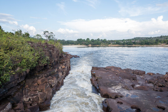Fließendes Wasser im Canyon von La Chorrera im Amazonas