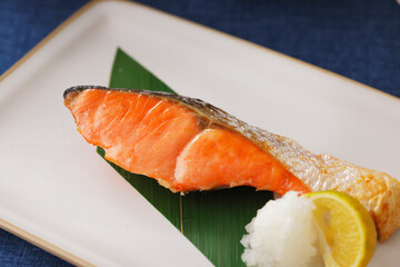 鮭の焼き魚　Grilled salmon