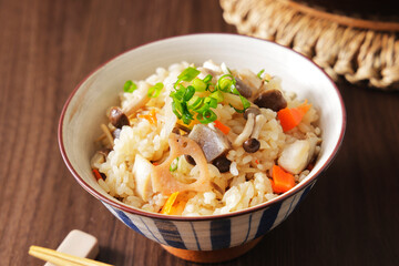 茶碗に盛り付けた五目炊き込みごはん