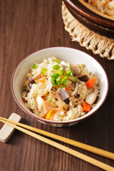 茶碗に盛り付けた五目炊き込みごはん
