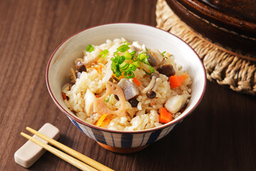 茶碗に盛り付けた五目炊き込みごはん