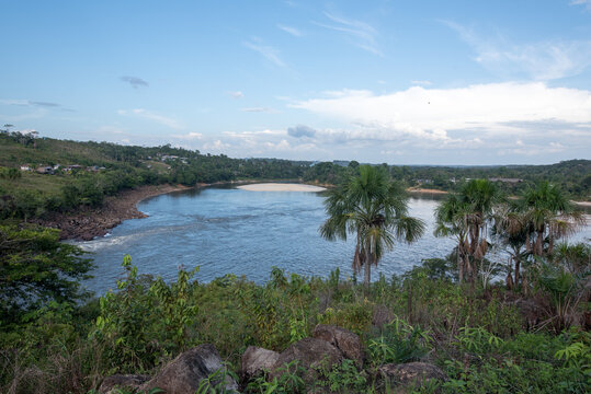 Idyllischer Blick auf See und Insel von La Chorrera im Amazonas