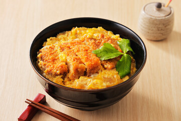 三つ葉を添えた豚ロースかつ丼