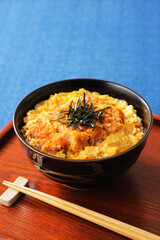 きざみ海苔を乗せた豚ロースかつ丼