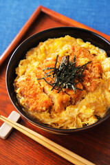 きざみ海苔を乗せた豚ロースかつ丼