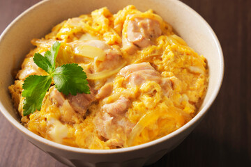 三つ葉を添えたふわとろ親子丼