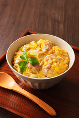 三つ葉を添えたふわとろ親子丼