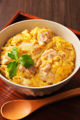 三つ葉を添えたふわとろ親子丼