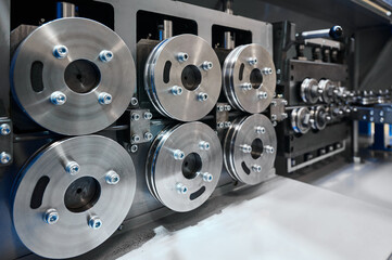Machine tool with rollers straightens metal wire at plant