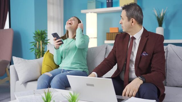 The young girl who pissed off her father. The man cannot work.
Because his daughter is laughing on the phone, the man cannot concentrate and work. He gets angry, but his daughter does not listen.

