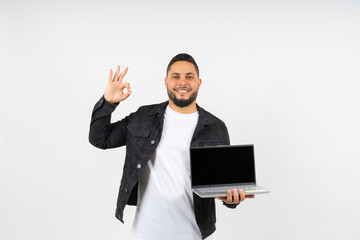 Hombre apuesto con laptop en mano