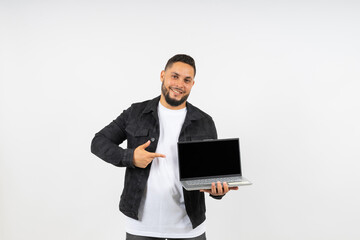 Hombre apuesto con laptop en mano - obrazy, fototapety, plakaty