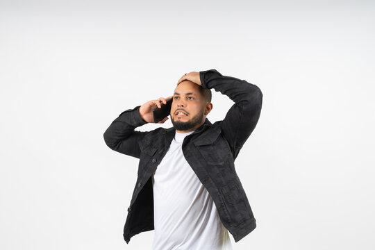 Joven en llamada asustado