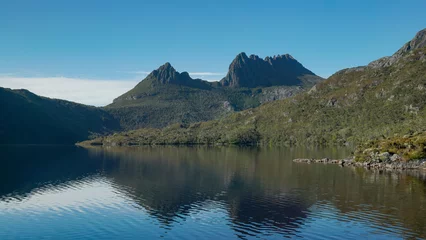 Foto auf Acrylglas Cradle Mountain close view of cradle mountain and its reflection on dove lake in tasmania