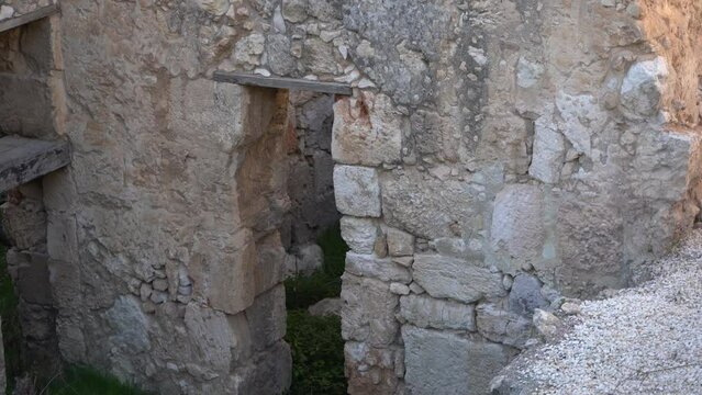 door tomb like southern steps israel