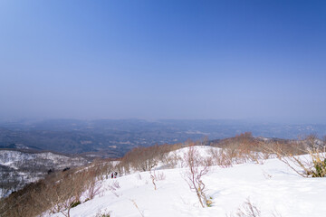 石川県金沢市にある医王山、白兀山を雪山登山している風景 Scenery of snow climbing Mt. Iozen and Mt. Shirahage in Kanazawa City, Ishikawa Prefecture, Japan. 