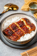Unagi donburi It consists of a donburi type large bowl filled with steamed white rice, and topped with fillets of eel (unagi) grilled in a style known as kabayaki, similar to teriyaki.