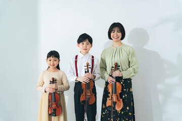 バイオリンを持つ女性と子供達