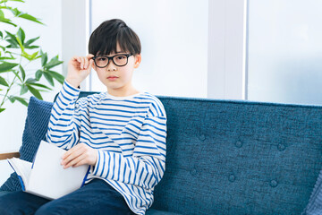 Fototapeta premium メガネをかけた男の子