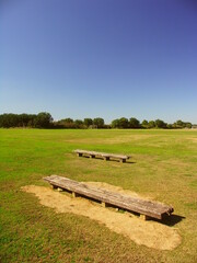 秋の誰もいない平日の江戸川河川敷のサッカー場風景